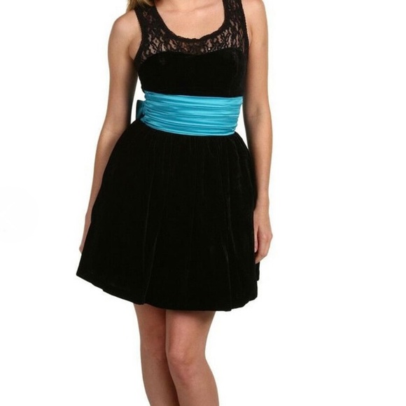 BETSEY JOHNSON BLACK VELVET COCKTAIL DRESS - Picture 2 of 6